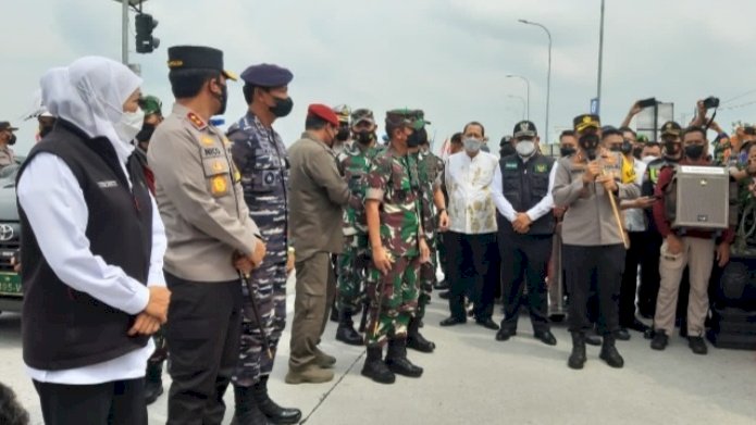 Gubernur Jatim bersama Kapolda Jatim memantau di rest KM 575 Ngawi