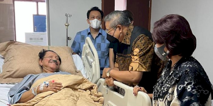 Mantan Kepala Badan Intelejen Negara (BIN) A.M. Hendropriyono tersenyum saat dikunjungi Presiden keenam RI Susilo Bambang Yudhoyono (SBY)/Ist