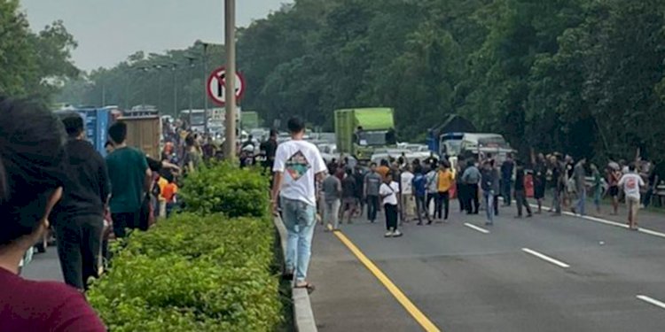 Pengguna jalan Tol Cipularang saat memblokir jalan mengarah ke Bandung dari Jakarta/Net