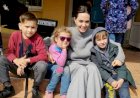 Kunjungi Ukraina, Angelina Jolie Pantau Kondisi Para Pengungsi