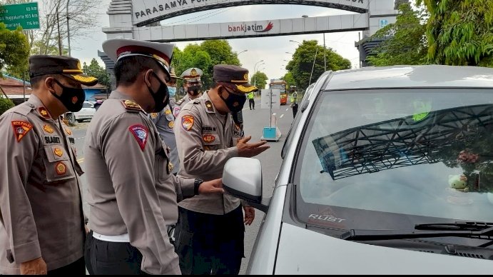 Petugas Polres Ngawi melakukan pemantauan terhadap arus mudik