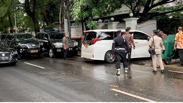 Prabowo saat baru tiba di Kediaman Megawati Soekarnoputri, Senin siang (2/5)/RMOL