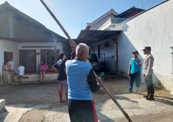 Warga evakuasi balon udara di Desa Genengan, Kecamatan Kawedanan Magetan/iIst