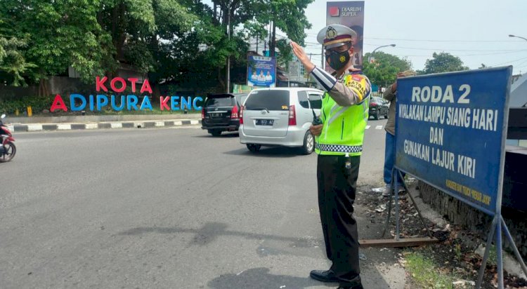 Polisi saat mengatur lalu lintas di Lamongan/RMOLJatim