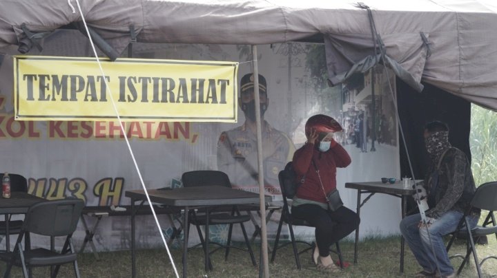 Seorang pemudik yang menikmati tempat istirahat di area Leces Kabupaten Probolinggo. /RMOLJATIM