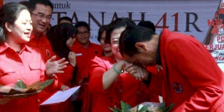 Presiden Jokowi saat mencium tangan Ketua Umum PDI Perjuangan Megawati Soekarnoputri/Net