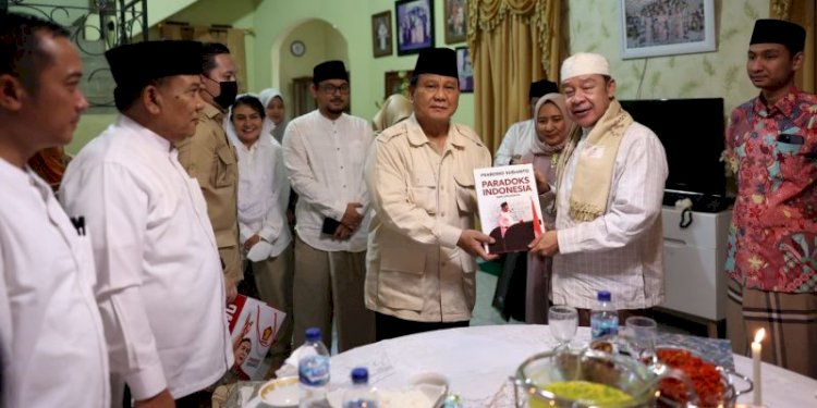  Ketua Umum Partai Gerindra Prabowo Subianto menyambangi Pondok Pesantren Buntet, Cirebon, pimpinan KH Adib Rofiuddin Izza/Ist