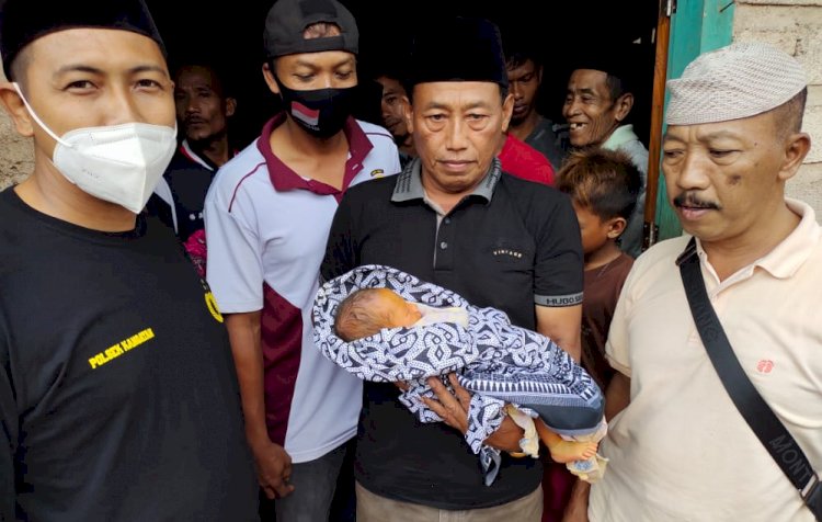 Bayi baru lahir yang dibuang oleh ibu kandungnya saat ditemukan warga/Ist