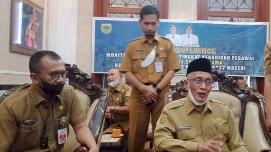 Bupati Bondowoso (Tengah) saat dijumpai sejumlah media usai monev kehadiran pegawai/RMOLJatim 