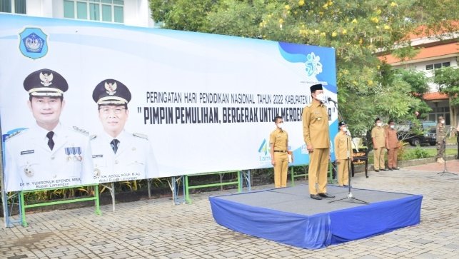 Bupati Lamongan Saat Pimpin Apel  Hari Pendidikan Nasional di Halaman Kantor Pemkab Lamongan/ RMOLJatim