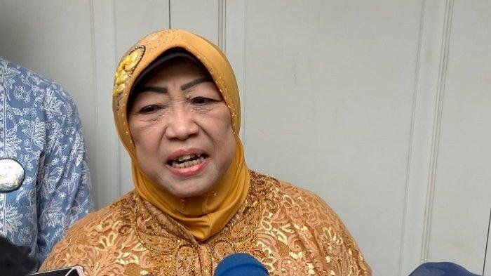 Nyai Hj Lily Khodijah Wahid binti KH Abdul Wahid Hasyim