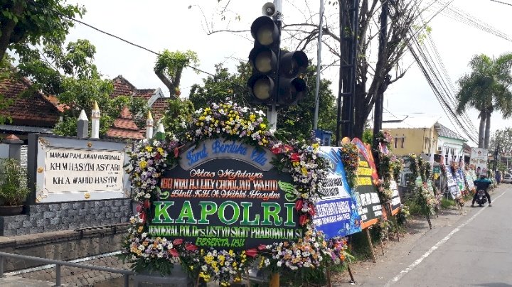 Karangan bunga duka cita di sekitar Ponpes Tebuireng 