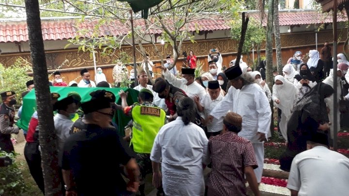 Jenazah Hj Lily Khodijah Wahid saat di Pondok pesantren Tebuireng 