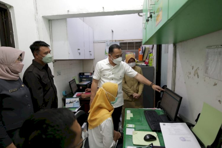 Wali Kota Eri sidak di Puskesmas Pucang Sewu Kota Surabaya/RMOLJatim