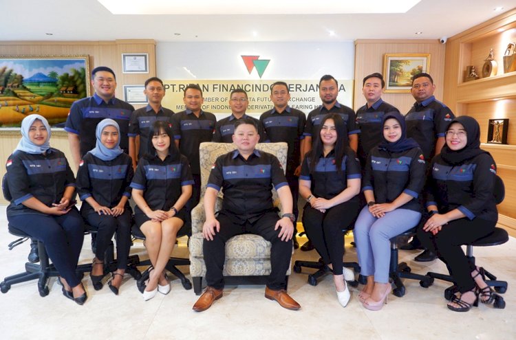 Chief Business Officer PT Rifan Financindo Berjangka Surabaya, Leonardo dan manajemen RFB Surabaya/ist