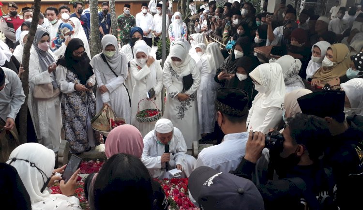 Prosesi pemakaman Nyai Hj Lily Khodijah Wahid di Pesantren Tebuireng Jombang/RMOLJatim