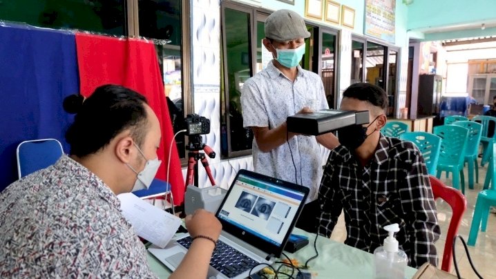 Warga saat melakukan perekaman KTP el/RMOLJatim