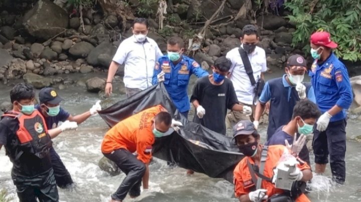 Evakuasi jasad yang diduga sebagai Nurul Hidayah dari Sungai Ketonggo Ngawi