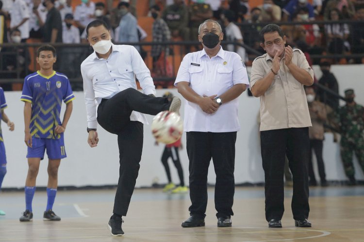 Wali Kota Eri Cahyadi membuka kejuaraan Futsal di GOR Indoor Gelora Bung Tomo Surabaya/Ist