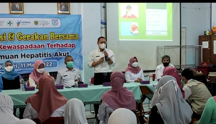 Petugas saat sosialisasi penyakit hepatitis akut di sekolah/RMOLJatim