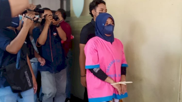 Pelaku pencurian uang milik majikannya perempuan baju ping di Mapolres Tuban/RMOLJatim