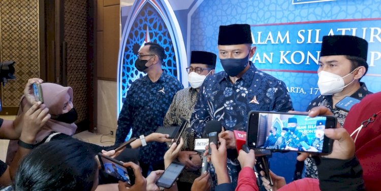 Ketua Umum Partai Demokrat, Agus Harimurti Yudhoyono (tengah) saat menghadiri sebuah acara pada ramadhan lalu/Ist