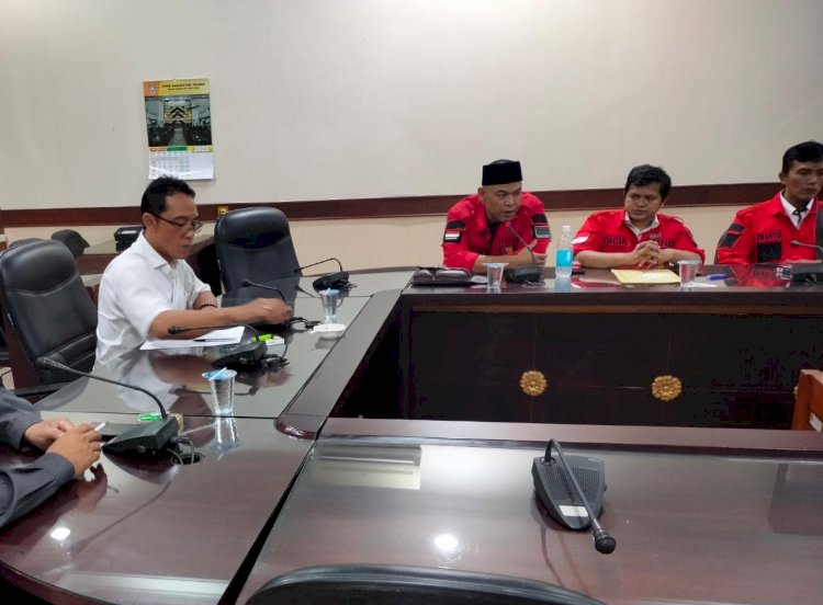 Ketua FK FAK saat hearing di ruang komisi D bersama Anggota Komisi D, Ardi Pujo Prabowo dan anggota dewan lainnya/RMOLJatim