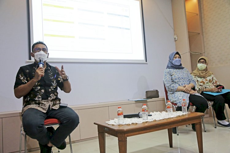 Ridwan Mubarun bersama Nanik Sukristina saat konferensi pers di Kantor Eks Humas Pemkot Surabaya/RMOLJatim