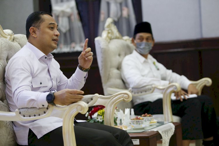 Wali Kota Eri Cahyadi bersama Ketua Baznas Kota Surabaya Moch Hamzah/Ist