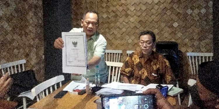 Pemilik tanah yang membongkar tembok Keraton Kartasura, Burhanudin, bersama kuasa hukumnya Bambang Ary Wibowo/RMOLJateng