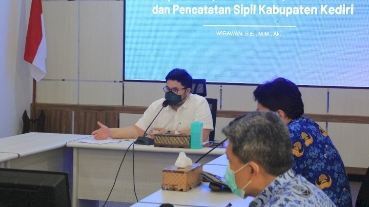 Bupati saat bertemu dukcapil dan RSUD