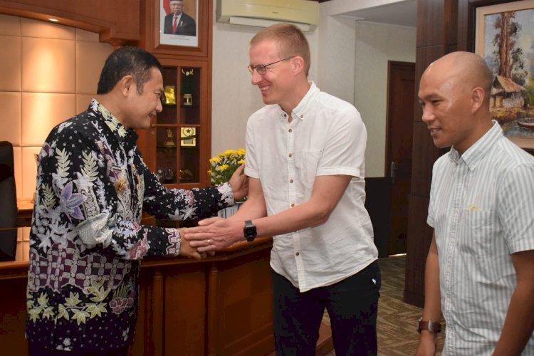 Bupati Lamongan Yuhronur Efendi Bersama Peneliti UMKM