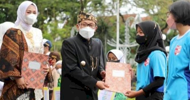Wali Kota Malang, H. Sutiaji saat menyerahkan hadiah kepada siswa-siswi berprestasi usai upacara bendera peringatan Hardiknas/Ist