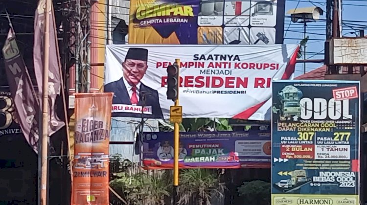 Spanduk dukungan kepada Ketua KPK Firli Bahuri untuk maju di Pilpres 2024 di Lumajang/RMOLJatim