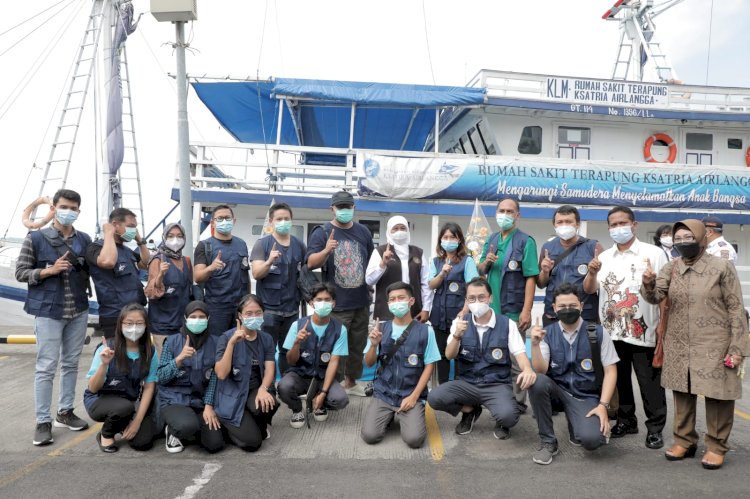 Khofifah Indar Parawansa saat melepas pelayaran Rumah Sakit Terapung (RST) Ksatria Airlangga di Muara Kalimas, Tanjung Perak Surabaya/Ist