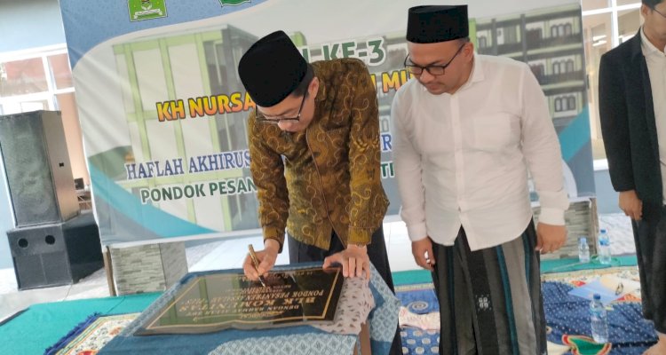 Faisol Riza saat menandatangani prasasti peresmian gedung BLK Komunitas Pesantren di Pondok Pesantren Assalam Kabupaten Pasuruan/RMOLJatim