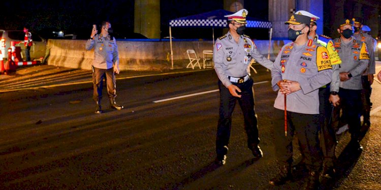 Kapolri Jenderal Listyo Sigit Prabowo saat melakukan tinjauan langsung pengendalian arus mudik lebaran tahun 2022 di Tol Cikampek/Ist