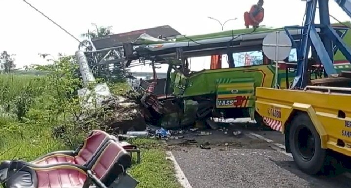 Bus Pariwisata Ardiansyah yang menabrak beton tiang rambu penunjuk jalan di Tol Mojokerto-Surabaya/RMOLJatim 