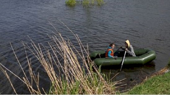 Warga di desa Demydiv menggunakan perahu karet untuk mobilitas/Net