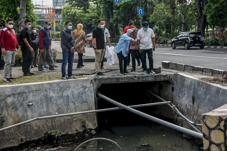 Wali Kota Eri bersama Mensos Tri Rismaharini cek saluran di Jalan Ahmad Yani/ist