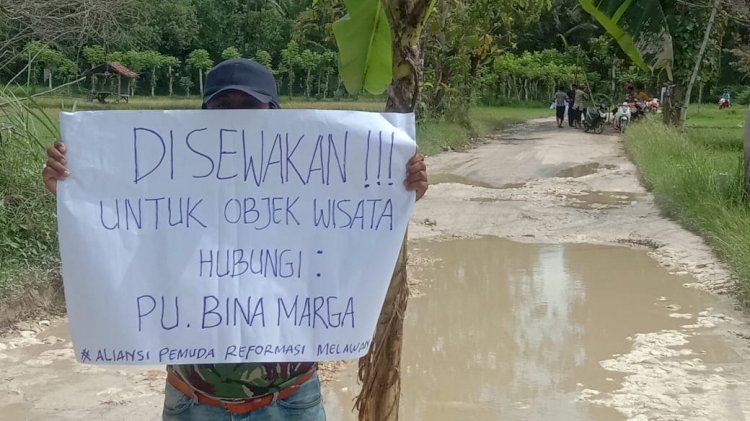 Jalan sepanjang Desa Legung Barat - Desa Badur, Sumenep yang rusak parah/RMOLJatim