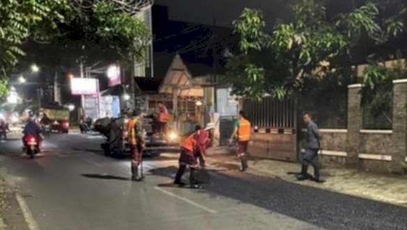 Para Pekerja Saat Memlerbaiki Jalan Rusak/Ist