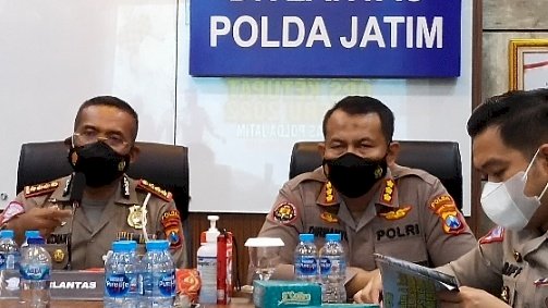 Dirlantas Polda Jatim Kombes Latif Usman (kiri) didampingi Kabid Humas Dirmanto. 