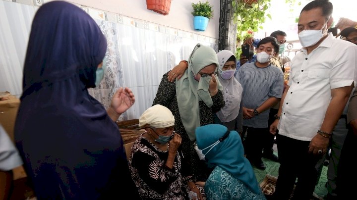 Wali Kota Eri beserta istri memberikan santunan kepada keluarga korban laka lantas bus di Tol Sumo/RMOLJatim