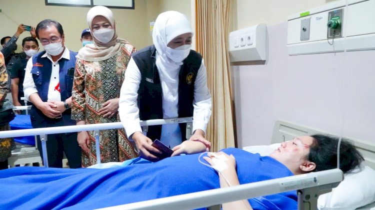 Khofifah Indar Parawansa menjenguk para korban kecelakaan bus pariwisata yang sedang dirawat Rumah Sakit Citra Medika, Sidoarjo/Ist