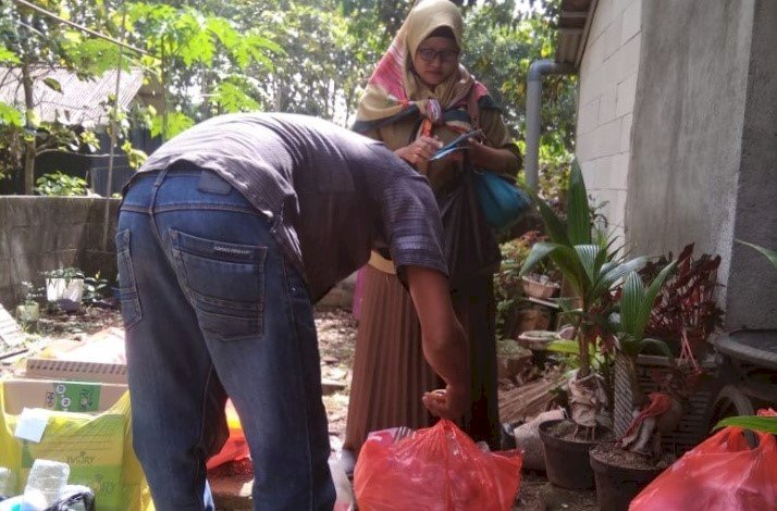 Kepala Desa Jogorogo Nur Ekawati memantau bank sampah di desanya/RMOLJatim