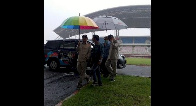 Komisi A DPRD Jember saat meninjau pengerjaan renovasi veneu/RMOLJatim
