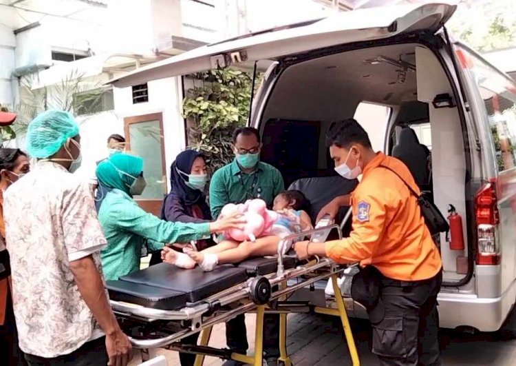 Korban kecelakaan di Tol Sumo saat dinaikkan ke mobil ambulans untuk dipindah ke RS BDH Surabaya/ist