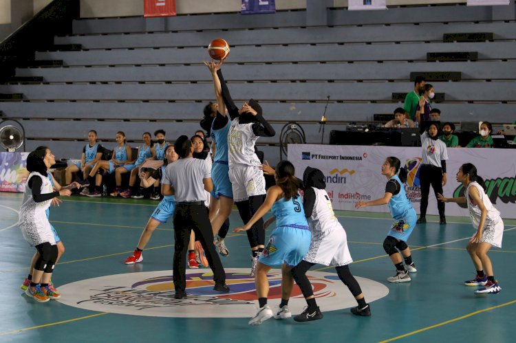 Pertandingan bola basket antar klub di GOR Pancasila Surabaya/ist