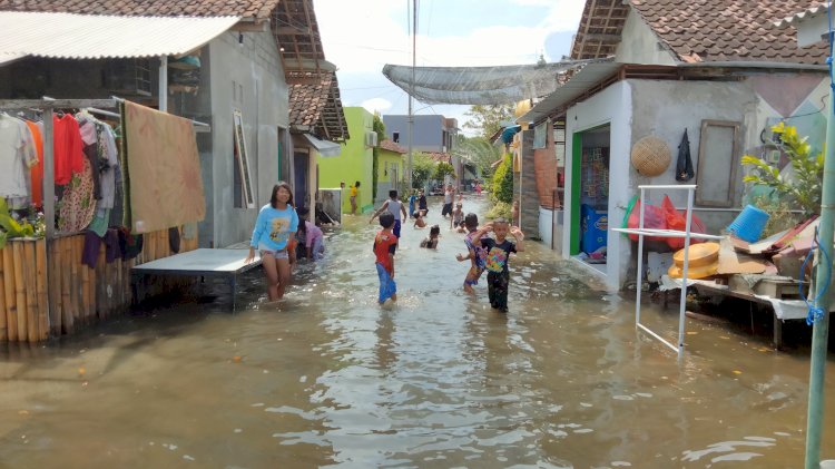 Sejumlah anak-anak bermain air yang merendam jalan kampung Lingkungan Kampung Ujung, Kelurahan Kepatihan, Banyuwangi Kota/RMOLJatim